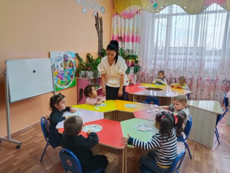 Дидактикалық ойын: "Төлін тап!"
